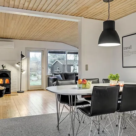 Leonor - 300m From The Sea By Interhome *
