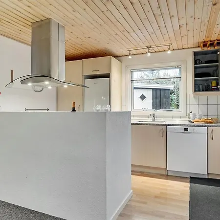 Leonor - 300m From The Sea By Interhome *